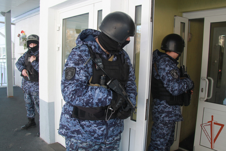 Сотрудники Росгвардии отработали действия при возникновении чрезвычайной ситуации в школе Новосибирска