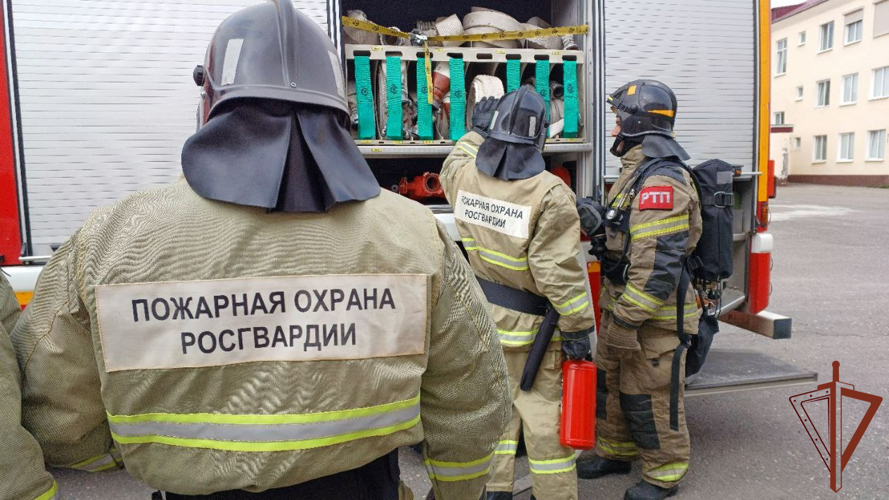 Совместное пожарно-тактическое занятие сотрудников Росгвардии и МЧС прошло в Карачаево-Черкесии