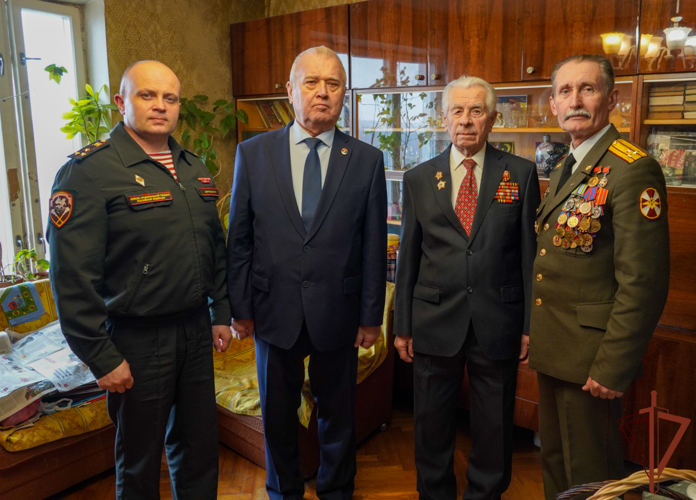 Военнослужащие Центрального округа Росгвардии поздравили с профессиональным праздником ветеранов войск правопорядка и ветеранов Великой Отечественной войны