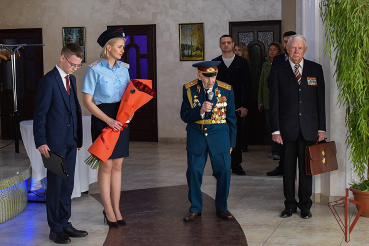 Ветерана Великой Отечественной войны со 100-летним юбилеем поздравили росгвардейцы в Симферополе