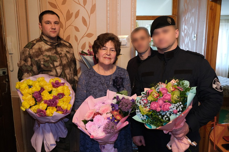 В Курске офицеры Росгвардии поздравили с днем рождения маму погибшего сотрудника ОМОН