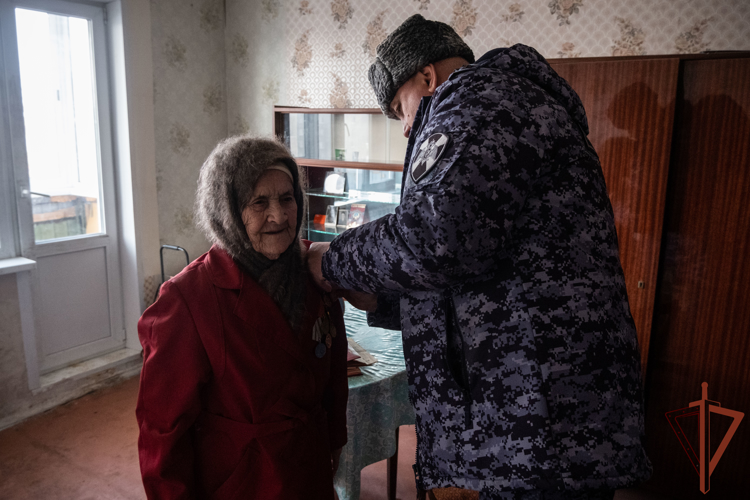 В Свердловской области росгвардейцы вручили юбилейные медали ветеранам Великой Отечественной войны