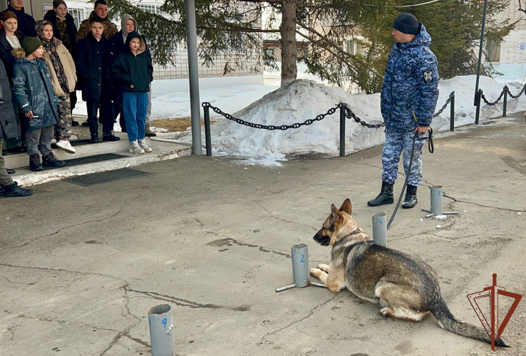Военно-патриотические мероприятия с молодежью состоялись в Восточном округе Росгвардии
