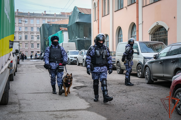 При содействии Росгвардии в Санкт-Петербурге прошел профилактический рейд (видео)