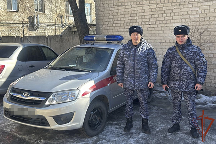 В Чите сотрудники Росгвардии оказали помощь потерявшей сознание женщине