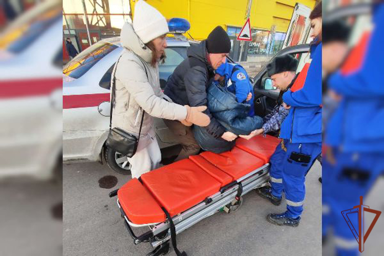 В Санкт-Петербурге сотрудники Росгвардии передали медикам пенсионерку, которой резко стало плохо на улице