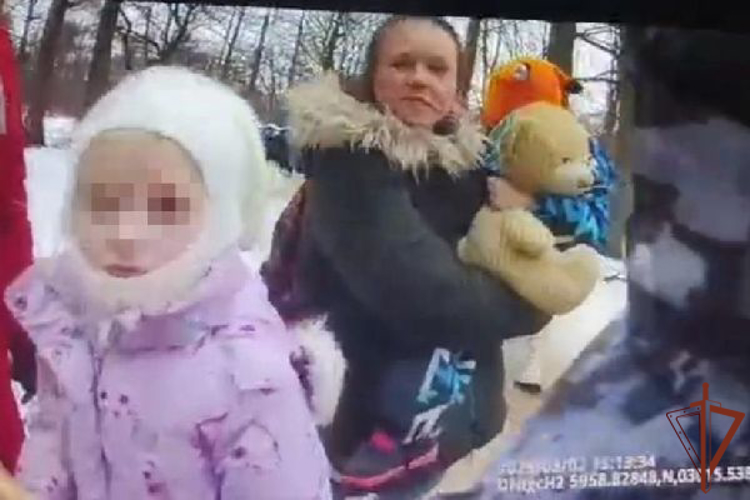 В Санкт-Петербурге росгвардейцы пришли на помощь потерявшемуся ребенку и  почувствовавшей недомогание женщине
