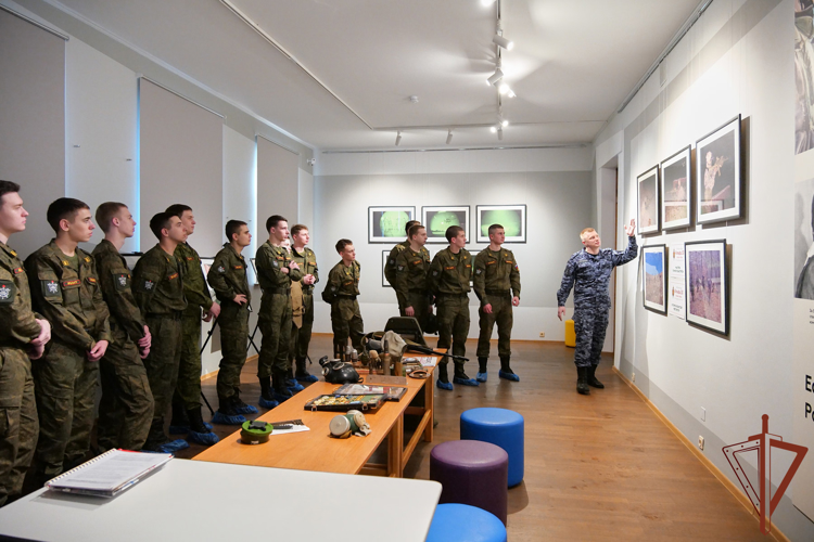 В регионах Сибири росгвардейцы приняли участие в военно-патриотических мероприятиях для молодежи