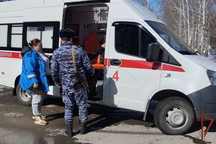 В Кузбассе росгвардейцы пришли на помощь пенсионерке, получившей травму головы в результате падения 