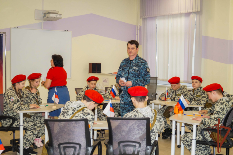 Росгвардейцы проводят уроки мужества, патриотические и спортивные мероприятия с молодежью в Сибири