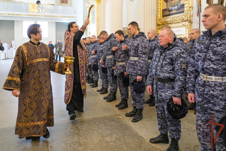 Военнослужащие и ветераны Росгвардии в Санкт-Петербурге стали участниками церемонии передачи собору Измайловского полка мощей русских святых