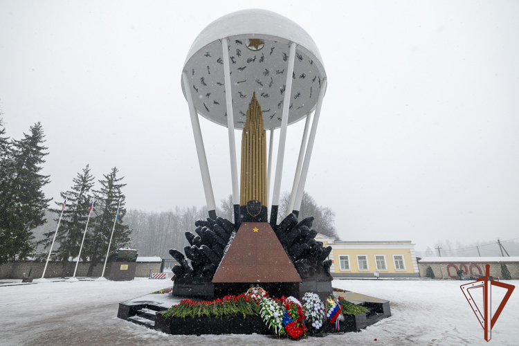 В Псковской области росгвардейцы почтили память десантников 6-й роты