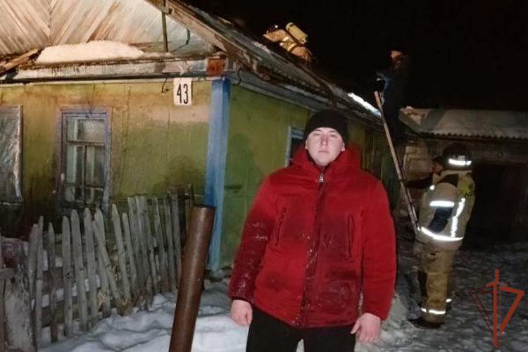 В Омской области сотрудник Росгвардии спас жильцов загоревшегося дома 