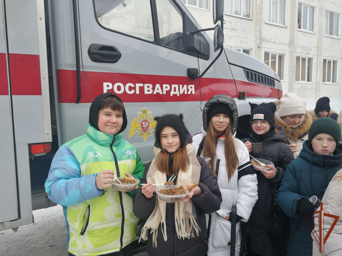 В регионах Сибири росгвардейцы приняли участие в военно-патриотических мероприятиях для молодежи