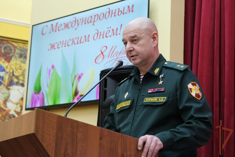 Герой России генерал-лейтенант Сергей Бураков поздравил сотрудниц уникального батальона Росгвардии, охраняющих Эрмитаж (видео)
