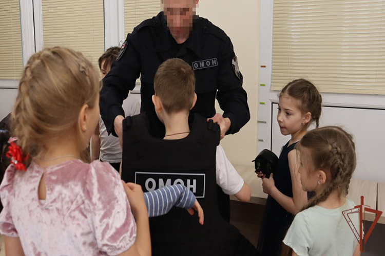 Сотрудники Росгвардии провели патриотические мероприятия в подшефных образовательных организациях Дальнего Востока