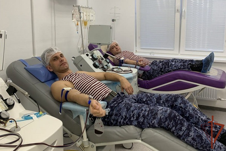 Росгвардейцы сдали кровь для медучреждений Севастополя