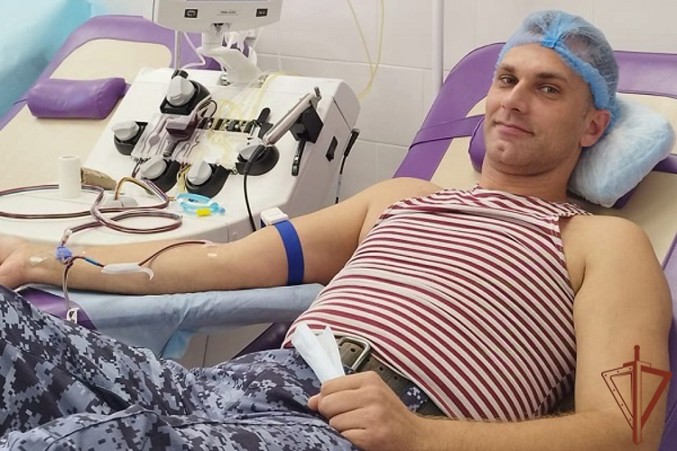 Росгвардейцы сдали кровь для медучреждений Севастополя