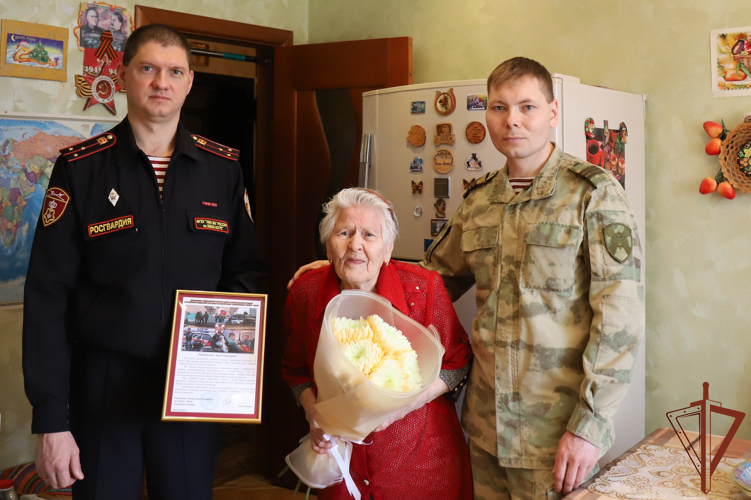 Ветерана Великой Отечественной войны с 95-летием поздравили росгвардейцы в Югре