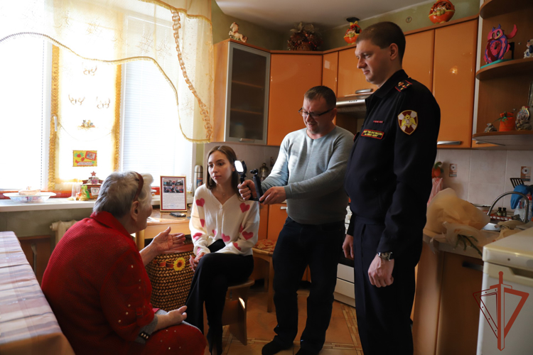 Ветерана Великой Отечественной войны с 95-летием поздравили росгвардейцы в Югре