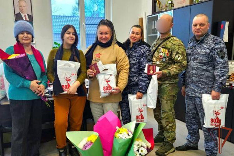 Сотрудники Росгвардии в Ленинградской области вручили юбилейные медали ветеранам Великой Отечественной войны