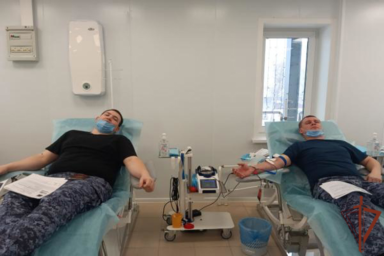 Сотрудники Росгвардии поддержали ведомственную акцию «От сердца к сердцу» в Саратове
