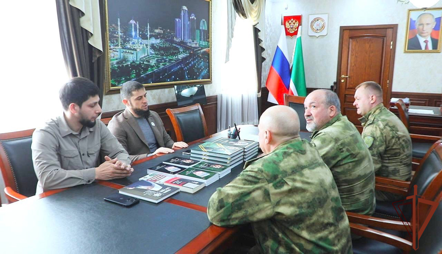 В Грозном состоялась рабочая встреча заместителя командующего Северо-Кавказским округом Росгвардии с руководителем Миннацинформа региона