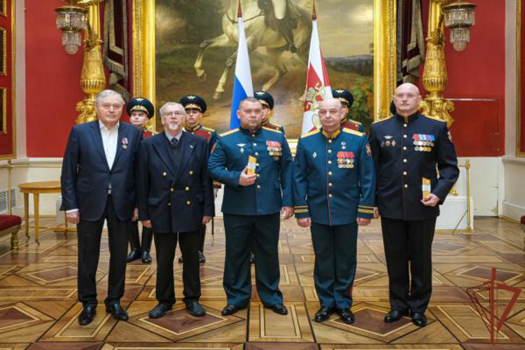 Командующий Северо-Западным округом Росгвардии вручил погоны высшим офицерам (видео)