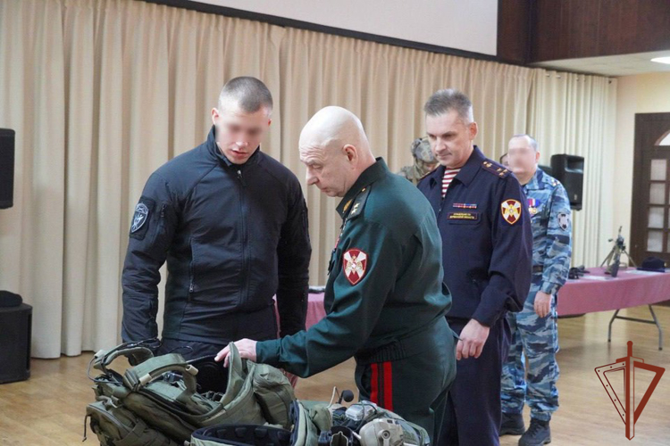 В Мурманске личный состав подразделений Росгвардии поздравил командующий округом 
