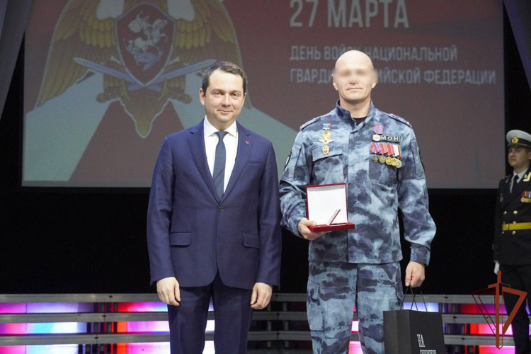 В Мурманске личный состав подразделений Росгвардии поздравил командующий округом 