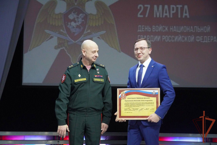 В Мурманске личный состав подразделений Росгвардии поздравил командующий округом 