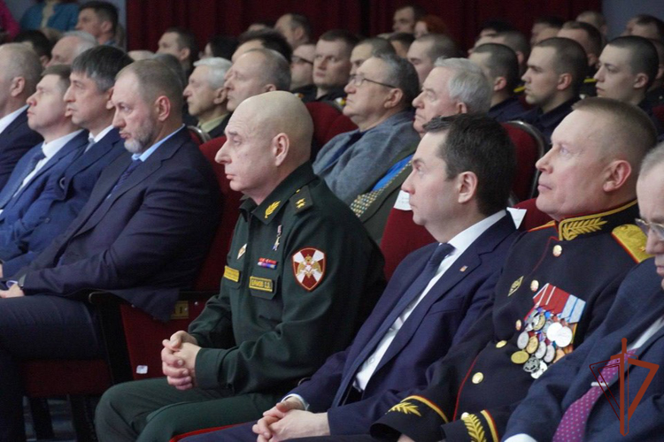 В Мурманске личный состав подразделений Росгвардии поздравил командующий округом 