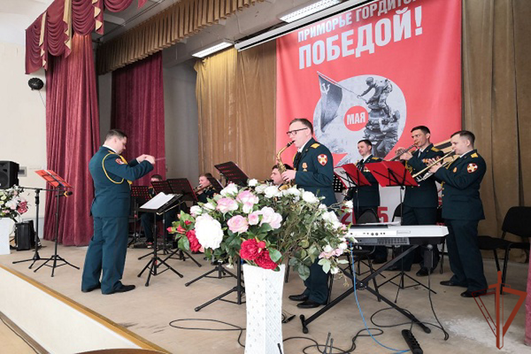 На Дальнем Востоке росгвардейцы поздравили женщин с праздником 