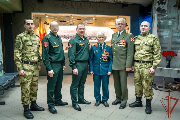 В Санкт-Петербурге труженику тыла росгвардейцы вручили юбилейную медаль к 80-летию Победы (видео)