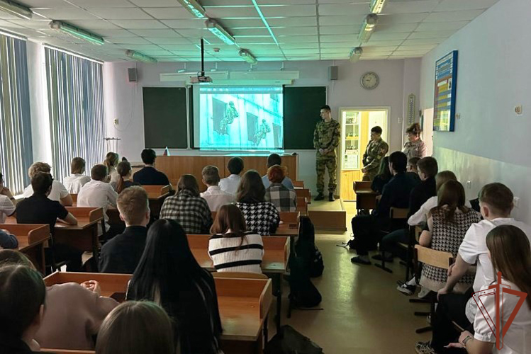 В Сибирском округе Росгвардии проходят профориентационные встречи курсантов ведомственных учебных заведений со школьниками