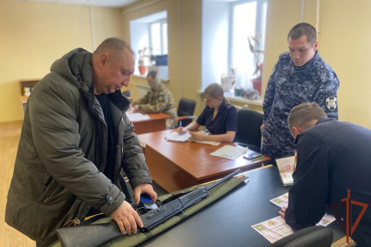 Росгвардия продолжает принимать оружие для нужд СВО от неравнодушных жителей Сибири