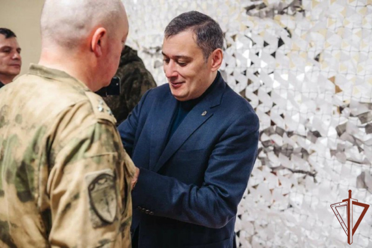 Александр Хинштейн вручил медали «Защитник Курской области» военнослужащим Росгвардии
