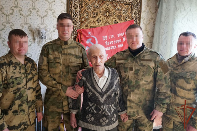 Военнослужащие Росгвардии навестили 105-летнего ветерана Великой Отечественной войны в Мариуполе (видео)