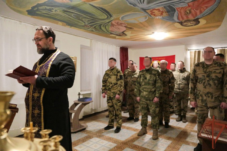 Священник Русской православной церкви посетил росгвардейцев в ДНР (видео)