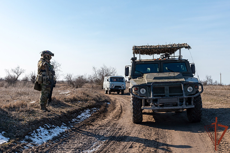 Росгвардия обеспечила безопасность колонн с гуманитарной помощью в Херсонскую область 