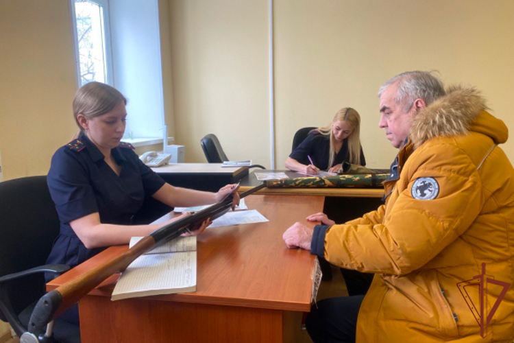 Росгвардия продолжает принимать оружие для нужд СВО от неравнодушных жителей Сибири