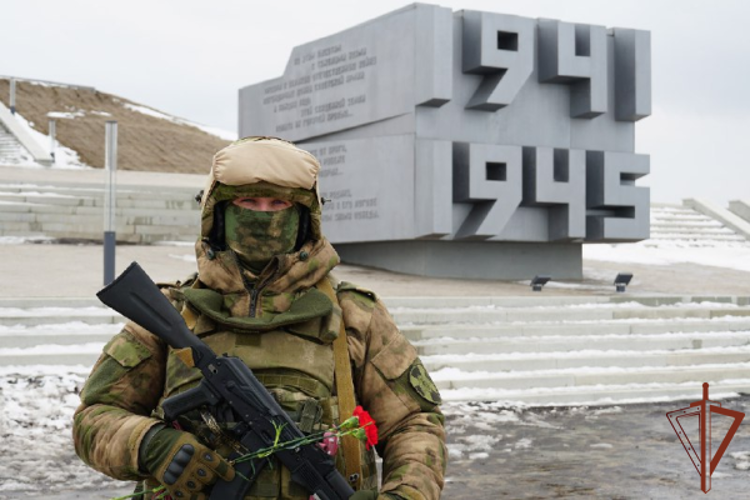 Выполняющий боевые задачи в зоне СВО росгвардеец рассказал о своем деде-фронтовике (видео)
