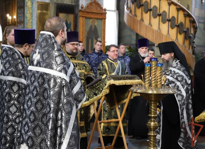 Молебен за воинов Росгвардии состоялся в московском храме Георгия Победоносца на Поклонной горе 
