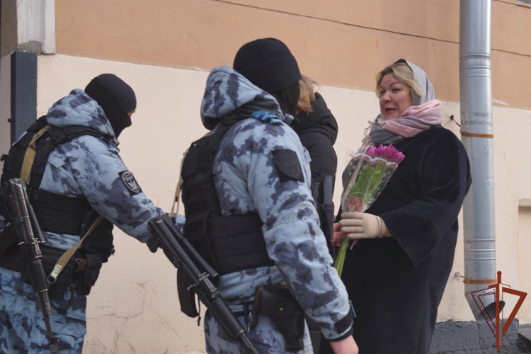 Сотрудники ОМОН Росгвардии поздравили петербурженок с 8 марта