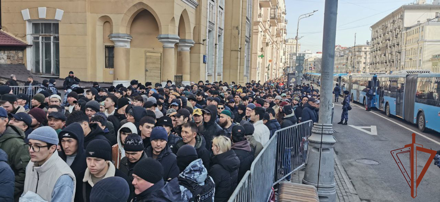 Военнослужащие и сотрудники Росгвардии обеспечили безопасность празднования Ураза-Байрам в Москве (видео)