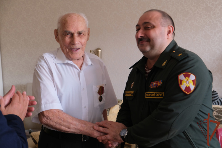 Росгвардейцы в Новосибирске вручили медали ветерану Великой Отечественной войны