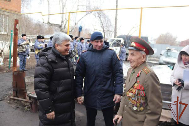 Росгвардейцы в Самаре вручили юбилейные медали семье ветеранов Великой Отечественной войны (видео)