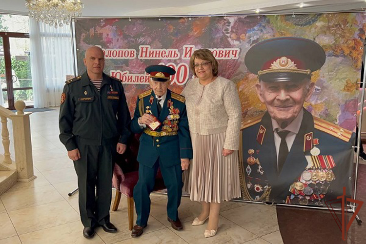 Ветерана Великой Отечественной войны со 100-летним юбилеем поздравили росгвардейцы в Симферополе