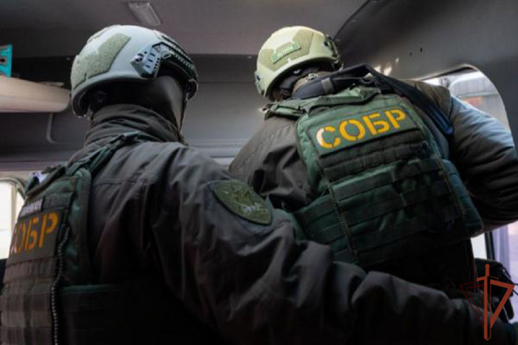 При силовой поддержке СОБР Росгвардии в Иркутске задержан подозреваемый в разбойном нападении 
