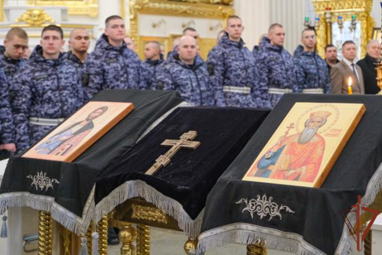 Военнослужащие и ветераны Росгвардии в Санкт-Петербурге стали участниками церемонии передачи собору Измайловского полка мощей русских святых